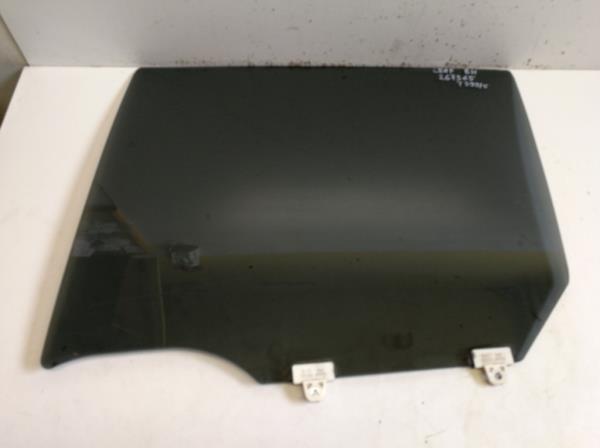 Nissan Leaf bal h�ts� ajt� �veg lej�r�  foto