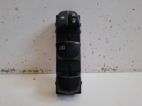 Nissan Juke bal els� ablakemel� kapcsol�  foto