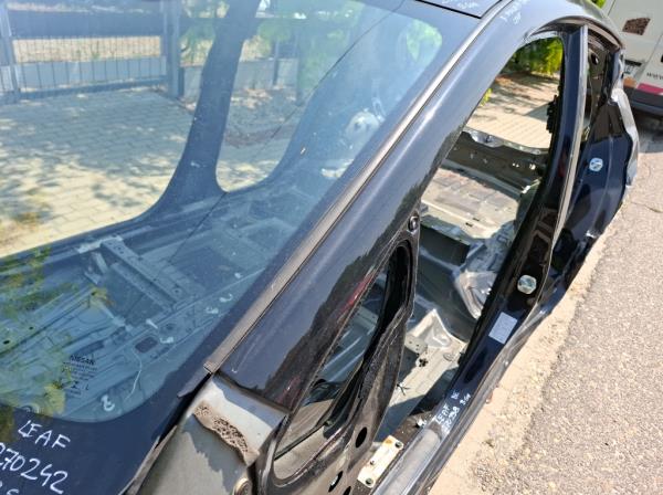 Nissan Leaf bal tet�d�szl�c  foto