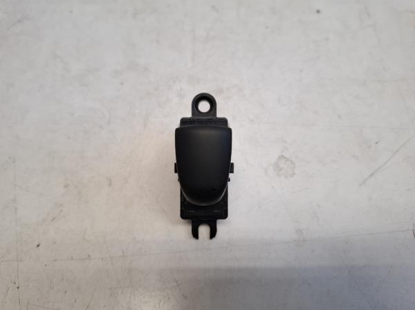 Nissan Juke bal h�ts� ablakemel� kapcsol�  foto