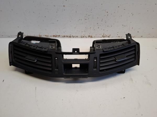 Nissan Navara k�z�ps� m�szerfal szell�z� (684114KJ1A) foto