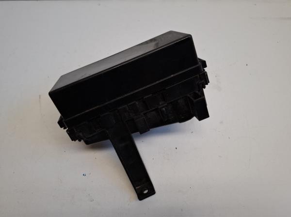 Nissan Navara jobb biztos�t�kt�bla motort�r  foto