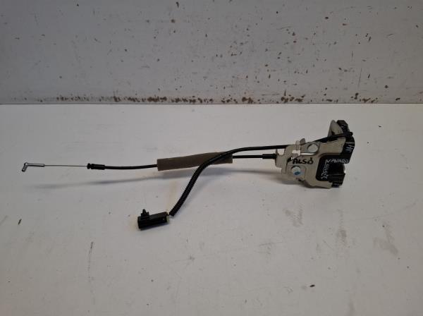 Nissan Navara jobb h�ts� ajt�z�r  foto